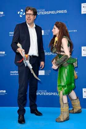Michael Kellner with cosplayer Aloy at the award ceremony of the German Computer Game Award 2023 at Spindler Klatt Berlin, 11 05 2023 Foto:xN.xKubelkax xFuturexImage