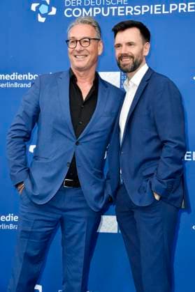 Helge Jürgens and Felix Falk with Gamescom Bot at the award ceremony of the German Computer Game Award 2023 at Spindler Klatt Berlin, 11 05 2023 Foto:xN.xKubelkax xFuturexImage