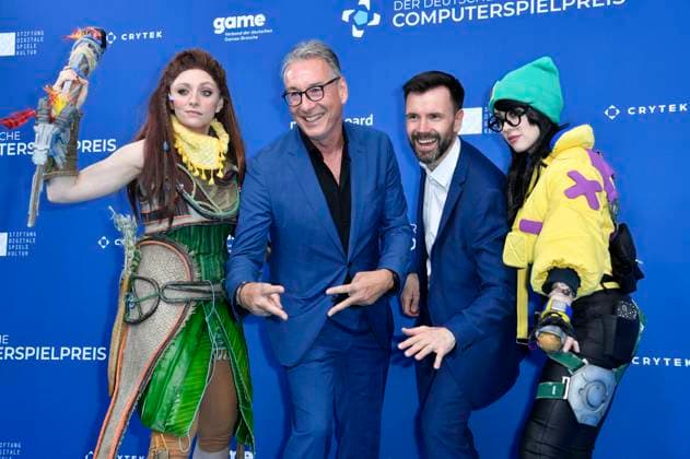 Helge Jürgens and Felix Falk with the cosplayers Aloy and Killjoy at the award ceremony of the German Computer Game Award 2023 at Spindler Klatt Berlin, 11 05 2023 Foto:xN.xKubelkax xFuturexImage