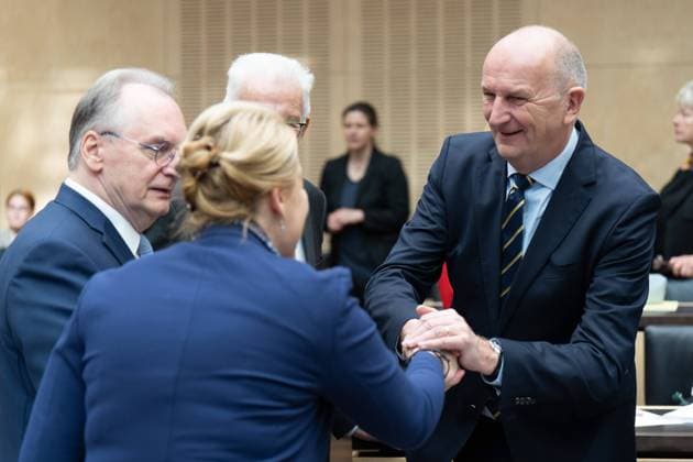 1033. Sitzung des Bundesrates 1033. Sitzung des Bundesrates am 12.5.2023 in Berlin Bürgermeisterin und Senatorin für Wirtschaft, Energie und Betriebe, Franziska Giffey, SPD, Ministerpräsident Reiner Haseloff, Sachsen-Anhalt, CDU, Ministerpräsident Dietmar Woidke, Brandenburg, SPD Berlin Berlin GER *** 1033 Meeting of the Bundesrat 1033 Meeting of the Bundesrat on 12 5 2023 in Berlin Mayor and Senator for Economic Affairs, Energy and Operations, Franziska Giffey, SPD, Minister President Reiner Haseloff, Saxony Anhalt, CDU, Minister President Dietmar Woidke, Brandenburg, SPD Berlin Berlin GER