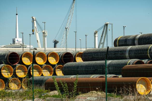 Roehren, die beim Bau der Ostseepipelin Nord Stream 2 uebriggeblieben sind, lagern am Faehrhafen Sassnitz-Mukran am 12.05.2023 auf der Insel Ruegen bei Sassnitz. Der Bund will sie für die Anbindung von LNG-Terminals kaufen. Auf der Ostseeinsel soll ein LNG-Terminal gebaut werden. Pipes left over from the construction of the Nord Stream 2 Baltic Sea pipeline are stored at the Sassnitz-Mukran ferry port on May 5, 2023, on the Baltic Sea near Sassnitz. The federal government wants to buy them for connecting LNG terminals. An LNG terminal is to be built on the Baltic Sea island search: Deutschland MeckPom Mecklenburg Ostdeutschland Norddeutschland Ostsee Sellin Hafen Mukran Sassnitz Vorpommern Wirtschaft Energiewirtschaft Energieversorgung
