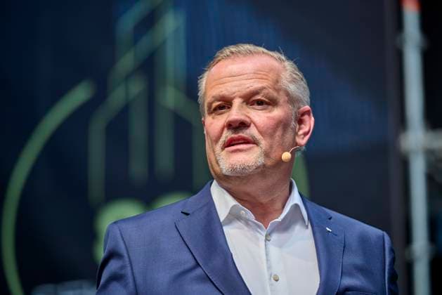 80 Seconds New Building Andreas Engelhardt, Schüco International KG EUR, Europe, Germany, Berlin, 12 05 2023 Panel Discussion Decarbonization Andreas Engelhardt, General Partner Schüco International KGUnder the motto Every 80 seconds an apartment