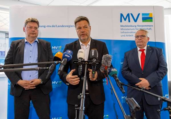 News Themen der Woche KW19 News Bilder des Tages Minister Habeck besucht Mukran Bundeswirtschaftsminister Robert Habeck (M.), Landeswirtschaftsminister Reinhard Meyer (l.) und Landesumweltminister Till Backhaus (r.) geben eine Pressekonferenz im Hafen Mukran auf der Insel Ruegen. Der Hafen ist ein moeglicher Standort fuer ein geplantes Terminal fuer Fluessigerdgas (LNG) in Mecklenburg-Vorpommern. Mukran Mecklenburg-Vorpommern Deutschland *** Minister Habeck visits Mukran Federal Minister of Economics Robert Habeck M , State Minister of Economics Reinhard Meyer l and State Minister of the Environment Till Backhaus r hold a press conference at the port of Mukran on the island of Ruegen The port is a possible site for a planned terminal for liquefied natural gas LNG in Mecklenburg Vorpo
