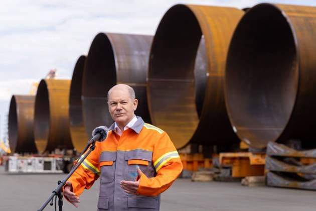 Nordenham, Niedersachsen, DEU, 12.05.2023, Bundeskanzler Olaf Scholz steht vor Monopiles, Fundamente für Offshore-Windräder, auf dem Werksgelände der Steelwind GmbH Nordenham (Niedersachsen, Landkreis Wesermarsch). Bundeskanzler Olaf Scholz besucht Steelwind in Nordenham *** Nordenham, Lower Saxony, DEU, 12 05 2023, German Chancellor Olaf Scholz stands in front of monopiles, foundations for offshore wind turbines, on the factory premises of Steelwind GmbH Nordenham Lower Saxony, Wesermarsch district German Chancellor Olaf Scholz visits Steelwind in Nordenham www.andreas-burmann.de