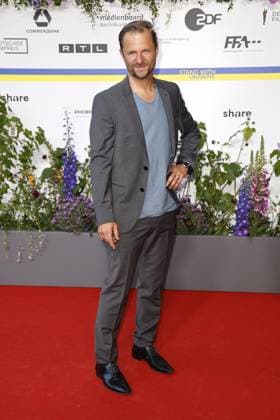Philipp Hochmair at the arrival to the award ceremony German Film Award on 12 05 2023 in Berlin German Film Award 2023 in Berlin Arrival Red Carpet