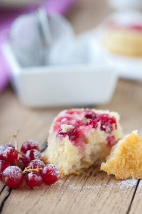 Small cupcakes with red currants on wooden background Copyright: xSimonexvanxdenxBergx xDesignxPicsx , 30988368 Copyright: SimonexvanxdenxBergx xDesignxPics 30988368