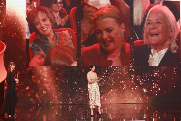 German Film Award 2023 Czar Amir Ebrahimi Laudator BEST FEMALE SINGLE winner Jördis Triebel at the Lola German Film Award 2023 ceremony at the Theater am Potsdamer Platz in Berlin 12 05 2023 Copyright: xEventpressx