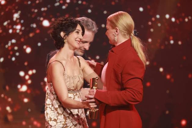 German Film Award 2023 Czar Amir Ebrahimi Laudator BEST FEMALE SINGLE winner Jördis Triebel at the Lola German Film Award 2023 ceremony at the Theater am Potsdamer Platz in Berlin 12 05 2023 Copyright: xEventpressx