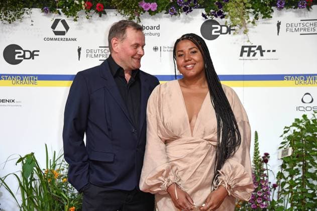 Devid Striesow mit Freundin Ines Ganzberger bei der Ankunft auf dem Roten Teppich zum DEUTSCHER FILMPREIS 2023 im Theater am Potsdamer Platz in Berlin am 12.05.2023 *** Devid Striesow with girlfriend Ines Ganzberger arriving on the red carpet for the GERMAN FILM AWARD 2023 at the Theater am Potsdamer Platz in Berlin on 12 05 2023