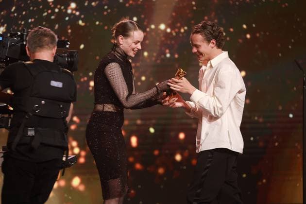 German Film Award 2023 Luna Wedler Laudator BESTE MÄNNLICHE HAUPTROL winner Felix Kammerer IM WEST NICHTS NEUES at the Lola German Film Award 2023 ceremony at the Theater am Potsdamer Platz in Berlin 12 05 2023 Copyright: xEventpressx