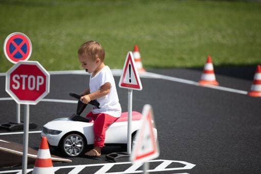 RECORD DATE NOT STATED Toddler enjoying first traffic education on an outdoor practice ground for early learning *** Kleinstkind genießend Erste Verkehr Bildung am An&Verkauf Drauss Üben Masse für frühen Lernen 5636785 ,model released, Symbolfoto