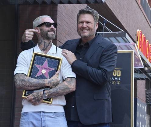 Bilder des Jahres 2023, Entertainment 05 Mai Entertainment Themen der Woche KW19 Entertainment Bilder des Tages Singer and entertainer Blake Shelton is joined by singer Adam Levine during an unveiling ceremony honoring him with the 2,755th star on the Hollywood Walk of Fame on Friday, May 12, 2023.  LAP2023051209 JIMxRUYMEN