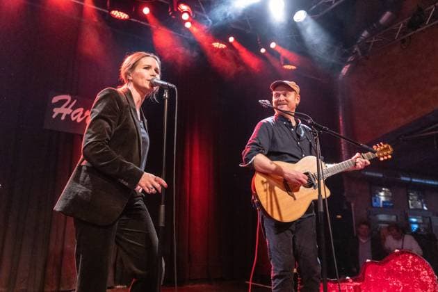 Bilder des Jahres 2023, Entertainment 05 Mai Entertainment Themen der Woche KW19 Entertainment Bilder des Tages Sängerin Nina PERSSON (Schweden - Cardigans) und Singer Songwriter James YORKSTON (Schottland) - Das Duo JAMES YORKSTON UND NINA PERSSON beim Live Auftritt in der Harmonie in Bonn Endenich 12.05.2023 Bonn Endenich NRW Deutschland *** Singer Nina PERSSON Sweden Cardigans and singer songwriter James YORKSTON Scotland The duo JAMES YORKSTON AND NINA PERSSON at the live performance in the Harmonie in Bonn Endenich 12 05 2023 Bonn Endenich NRW Germany