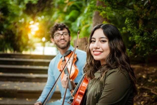 Two Boy Women violinists sit at Free and Looking in the Camera Portrait from Two Boys Violinists, the at Free sit Man and Woman Violinist sit at the Stairs Concept from Two Boys Violinists Copyright: imageBROKER/IsaixHernandez ibxiih08600768.jpg ,model released, Symbolfoto ,property released