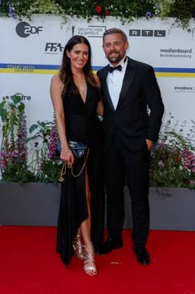 Event German Film Award 2023 Klaas Heufer circulation with wife Doris Golpashin at the 73 German Film Award in the theater at Potsdamerplatz on 12 05 2023 in Berlin Copyright: xEventpressxKochanx