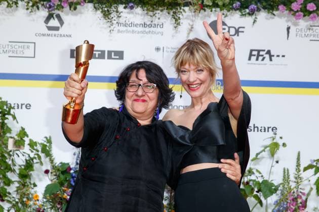 Entertainment Bilder des Tages Event - Deutscher Filmpreis 2023 Roshanak Behesht Nedjad und Heike Makatsch beim 73. Deutschen Filmpreis im Theater am Potsdamerplatz am 12.05.2023 in Berlin. *** Event German Film Award 2023 Roshanak Behesht Nedjad and Heike Makatsch at the 73 German Film Award in the Theater am Potsdamerplatz on 12 05 2023 in Berlin Copyright: xEventpressxKochanx