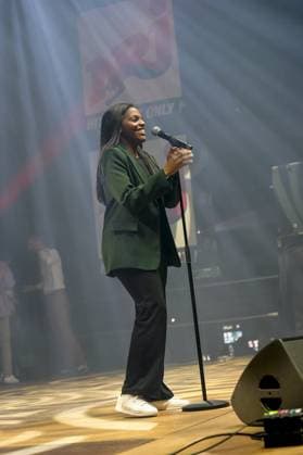 La chanteuse Mentissa sur la scene du Rugby Music Live, concert NRJ, une rencontre d™artistes et de sportifs devant 8000 spectateurs qui ont fait un don pour 3 associations : MBM (Manifestation de Bienveillance pour enfants Malade), les Zebres (Moments de rÃ confort pour les enfants hospitalisÃ s) et la fondation OVE ((enfants orphelins et dÃ munis) Ã Lyon, le 13 05 2023. - Mentissa in show - Rugby Music Live and the NRJ concert, a meeting of artists and sportsmen in front of 8000 spectators who made a donation for 3 associations: MBM (Manifestation of Benevolence for Sick Children), the Zebres (Moments of comfort for hospitalized children) and the OVE foundation ((orphaned and destitute children) in Lyon, 05 13 2023. CELEBRITES : Rug 