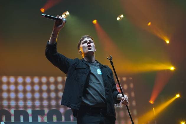 Le chanteur Tom Gregory sur la scene du Rugby Music Live, concert NRJ, une rencontre d™artistes et de sportifs devant 8000 spectateurs qui ont fait un don pour 3 associations : MBM (Manifestation de Bienveillance pour enfants Malade), les Zebres (Moments de rÃ confort pour les enfants hospitalisÃ s) et la fondation OVE ((enfants orphelins et dÃ munis) Ã Lyon, le 13 05 2023. - Slimane in show - Tom Gregory in show - Rugby Music Live and the NRJ concert, a meeting of artists and sportsmen in front of 8000 spectators who made a donation for 3 associations: MBM (Manifestation of Benevolence for Sick Children), the Zebres (Moments of comfort for hospitalized children) and the OVE foundation ((orphaned and destitute children) in Lyon, 05 13 