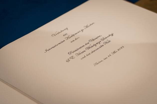 Award of the Charlemagne Prize in Aachen Cathedral to the Ukrainian people Current, 14 05 2023, Aachen, Golden Book for the award of the International Charlemagne Prize of Aachen to the Ukrainian people represented by the President of Ukraine Volodymyr Selenskyj in the Kroenungssaal of the City Hall of Aachen Aachen North Rhine Westphalia Germany