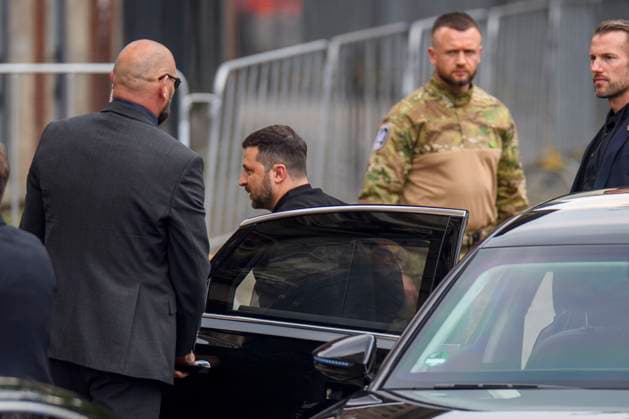Charlemagne Prize Aachen Award of the International Charlemagne Prize of Aachen to Volodymyr Selenskyi and the Ukrainian people, Volodymyr Selenskyi gets out of a car guarded by security personnel, Aachen Aachen City Hall North Rhine Westphalia Germany Copyright: xChristopherxNeundorfx