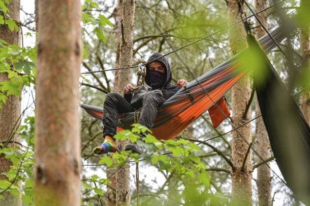 <p>Umweltschützer demonstrieren in der Wuhlheide in Berlin gegen den Bau der geplanten Straße Tangentiale Verbindung Ost. Dafür seien dort vier Bäume besetzt und Baumhäuser errichtet worden, teilten die Organisatoren mit. Neue Waldbesetzung in Berlin &amp; queerfeministisch! Ein Teil der Wuhlheide soll für eine neue Straße gerodet werden. Nicht mit uns! , twitterten die Aktivisten., fotografiert am 14. Mai 2023 in Berlin. Deutschland Berlin Berlin Copyright: MaurizioxGambarini