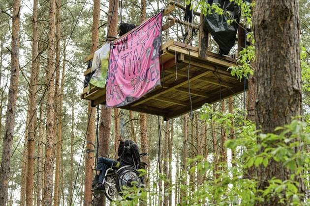 <p>Umweltschützer demonstrieren in der Wuhlheide in Berlin gegen den Bau der geplanten Straße Tangentiale Verbindung Ost. Dafür seien dort vier Bäume besetzt und Baumhäuser errichtet worden, teilten die Organisatoren mit. Neue Waldbesetzung in Berlin &amp; queerfeministisch! Ein Teil der Wuhlheide soll für eine neue Straße gerodet werden. Nicht mit uns! , twitterten die Aktivisten., fotografiert am 14. Mai 2023 in Berlin. Deutschland Berlin Berlin Copyright: MaurizioxGambarini