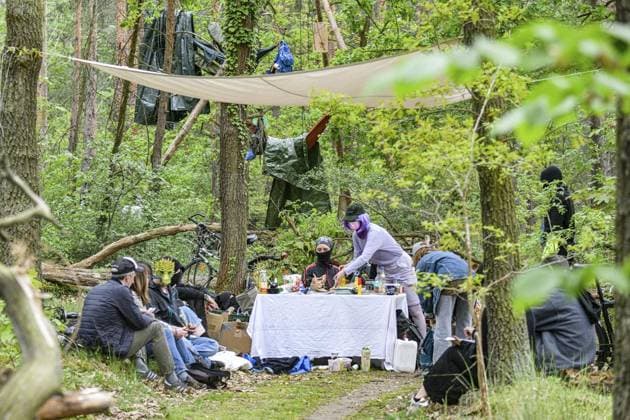 <p>Umweltschützer demonstrieren in der Wuhlheide in Berlin gegen den Bau der geplanten Straße Tangentiale Verbindung Ost. Dafür seien dort vier Bäume besetzt und Baumhäuser errichtet worden, teilten die Organisatoren mit. Neue Waldbesetzung in Berlin &amp; queerfeministisch! Ein Teil der Wuhlheide soll für eine neue Straße gerodet werden. Nicht mit uns! , twitterten die Aktivisten., fotografiert am 14. Mai 2023 in Berlin. Deutschland Berlin Berlin Copyright: MaurizioxGambarini