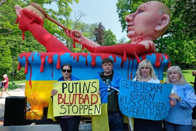 Solidarity Demonstration Ukraine Aachen, 14 05 2023 Demonstration and rally for Charlemagne Prize 2023 to Volodymyr Selenskyj and Ukrainian people AachenStandsWithUkraine Demonstrators in front of papier mache sculpture Putins bloodbath Slogans Together against Russian imperialism Putins bloodbath stop Aachen city center Kurpark NRW Germany