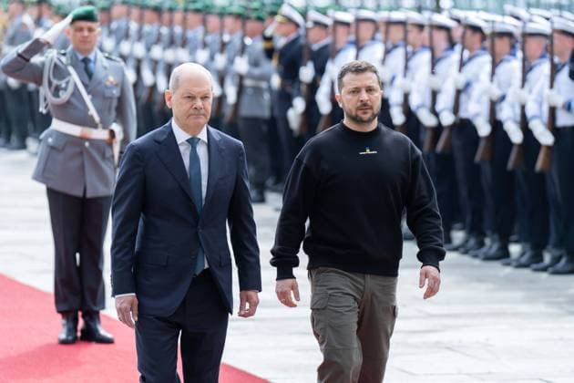 President Volodymyr Selensky, Federal Chancellor Olaf Scholz State visit by the President of Ukraine, Volodymyr Selensky Welcome with military honors at the Federal Chancellery in Berlin by Federal Chancellor Olaf Scholz Berlin Berlin GER