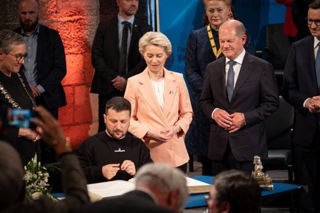 Presentation of the Charlemagne Prize in Aachen Cathedral to the Ukrainian people Current, 14 05 2023, Aachen, Volodymyr Selenskyj, President of Ukraine signing the Golden Book together with Dr Ursula von der Leyen, President of the European Com