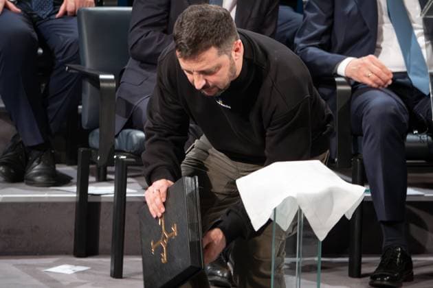 Award of the Charlemagne Prize in Aachen Cathedral to the Ukrainian people Current, 14 05 2023, Aachen, Volodymyr Selenskyj, President of Ukraine picks up the Charlemagne Prize from the floor after he accidentally dropped it during his speech In the framework of his award of the International Charlemagne Prize of Aachen to the Ukrai