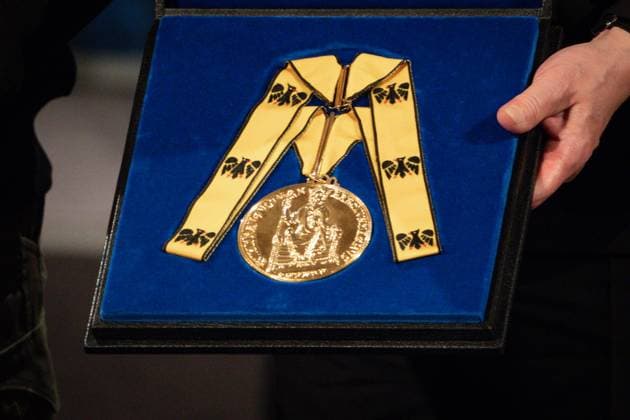 Presentation of the Charlemagne Prize in Aachen Cathedral to the Ukrainian people Current, 14 05 2023, Charlemagne Prize in the hand of Volodymyr Selenskyj, President of Ukraine at the ceremonial presentation of the International Charlemagne Prize of Aachen to the Ukrainian people in the catering hall of the City Hall of Aachen Aachen North Rhine Westphalia Germany