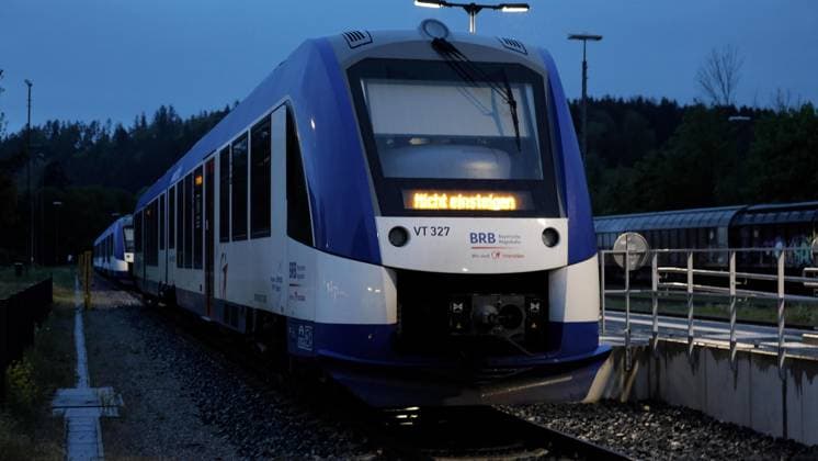 News Themen der Woche KW19 News Bilder des Tages Der große Bahnstreik ist abgewendet. Beide Parteien konnten sich einigen. Aber nicht überall läuft es rund. Trotz Streikabsage fällt im Fernverkehr ein Drittel aller Züge aus. Gestreikt wird dennoch: Privatbahnen werden von der Eisenbahnergewerkschaft EVG dennoch bestreikt. Betroffen sind in Bayern zahlreiche Verbindungen der Bayrischen Regiobahn (BRB). Die Züge der BRB standen am Sonntagabend auch in Schongau (Landkreis Weilheim-Schongau) still. Reisende strandeten am Bahnhof. Die Züge der BRB abgestellt aufs Gleis. Der Zugführer macht Feierabend und schließt die Triebwagentüren. Viele Reisende mussten noch auf dem Bahnhof nach Alternativen suchen. Schongau Bayern Deutschland *** The big rail strike has been averted Both parties were able