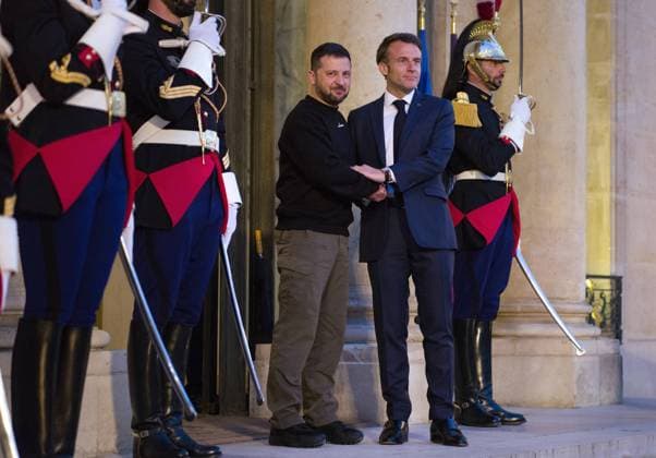 Bilder des Jahres 2023, News 05 Mai News Themen der Woche KW19 News Bilder des Tages Ukrainian President Volodymyr Zelensky (R) shakes hands with French President Emmanuel Macron at the Elysee Palace in Paris, Sunday, May 14, 2023. Extending a multi-stop European tour, Zelensky made a surprise visit to the French capital.  PAR20230514105 ECOxCLEMENT