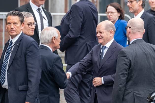 Karlspreisverleihung in Aachen am 14. Mai 2023. Der Vorsitzende des Direktoriums zur Verleihung des Internationalen Karlspreises Dr. Juergen Linden.begruesst Bundeskanzler Olaf Scholz. GERMANY - AACHEN - KARLSPREIS