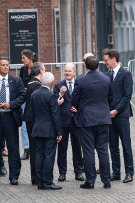 Karlspreisverleihung in Aachen am 14. Mai 2023. Bundeskanzler Olaf Scholz erklaert etwas, NRW Ministerpraesident Hendrik Wuest und Oberbuergermeisterin Sibylle Keupen hoeren zu. GERMANY - AACHEN - KARLSPREIS