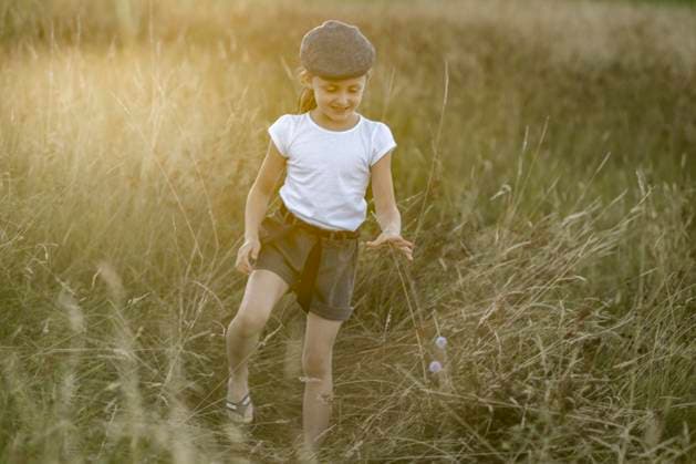 IMAGO Creative: Sommer, Abendspaziergang Mädchen mit Kappe, 8 Jahre, bei Sonneuntergang in der Wiese *** Girls with Cap, 8 years, at Sunset in the Meadow Copyright: imageBROKER MichaelaxBegsteiger ibxbeg08492971.jpg ,model released, Symbolfoto ,property released