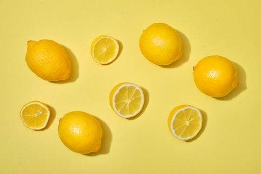 RECORD DATE NOT STATED A top view shot of with halves and whole ripe lemons on yellow background *** einer Spitze Ansicht erschossen des mit Hälften und Ganze ripe Zitronen am Gelb Hintergrund 5747101