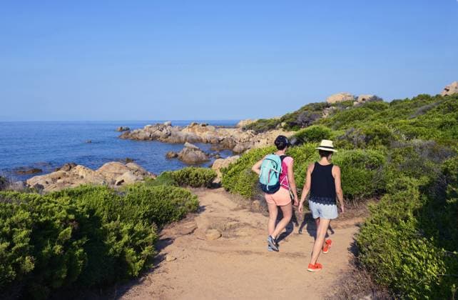 Wanderer auf dem Kuestenwanderweg bei Bruzzii, Frankreich, Korsika, Bonifacio, Pianottoli-Caldarello coast footpath of Bruzzi on north of Bonifacio town, France, Corsica, Bonifacio, Pianottoli-Caldarello BLWS686790 *** Hikers at the Kuestenwanderweg at Bruzzii, France, Corsica, Bonifacio, Pianottoli Caldarello Coast Footpath of Bruzzi ON North of Bonifacio town, France, Corsica, Bonifacio, Pianottoli Caldarello BLWS686790 Copyright: xblickwinkel P.xRoyerx