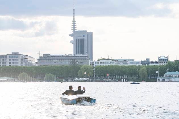 Frühlingstag an der Hamburger Außenalster, Mai 2923;Frühlingstag an der Hamburger Außenalster, Mai 2923, *** Spring day at the Outer Alster in Hamburg, May 2923 Spring day at the Outer Alster in Hamburg, May 2923,