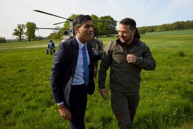 Bilder des Jahres 2023, News 05 Mai News Themen der Woche KW20 News Bilder des Tages May 15, 2023, Ellesborough, England, United Kingdom: Ukrainian President Volodymyr Zelenskyy, right, walks with British Prime Minister Rishi Sunak after his arrival at Chequers, the official country estate of the prime minister, May 15, 2023 in Ellesborough, England. Ellesborough United Kingdom - ZUMAp138 20230515_zaa_p138_010 Copyright: xPoolx UkrainianxPresidentiax