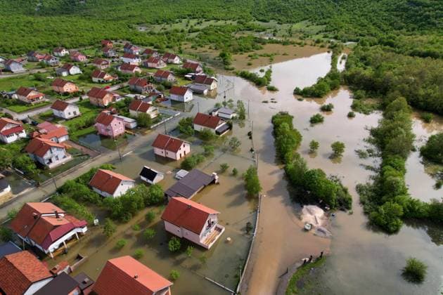 Bilder des Jahres 2023, News 05 Mai News Themen der Woche KW20 News Bilder des Tages Croatia Floods An aerial view of Gracac town that is floded due to hevy rains that caused river Otuca overflow the area in Gracac, Croatia on May 15, 2023. SlavenxBranislavxBabic PIXSELL