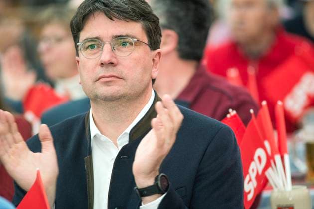 Florian von Brunn, Spitzenkandidat der Bayern SPD zur Landtagswahl, Auftritt bei der Truderinger Festwoche, Volksfest, München, 15. Mai 2023 Deutschland, München, 15. Mai 2023, Florian von Brunn, Spitzenkandidat der Bayern SPD zur Landtagswahl im Oktober, Porträt vor seiner Rede im Bierzelt bei der Truderinger Festwoche, traditionelles bayerisches Volksfest im Münchner Stadtteil Trudering, Wahlkampf, Montagabend, Politik, Bayern, *** Florian von Brunn, top candidate of the Bavarian SPD for the state election, appearance at the Truderinger Festwoche, folk festival, Munich, 15 May 2023 Germany, Munich, 15 May 2023, Florian von Brunn, top candidate of the Bavarian SPD for the state election in October, portrait before his speech in the bee