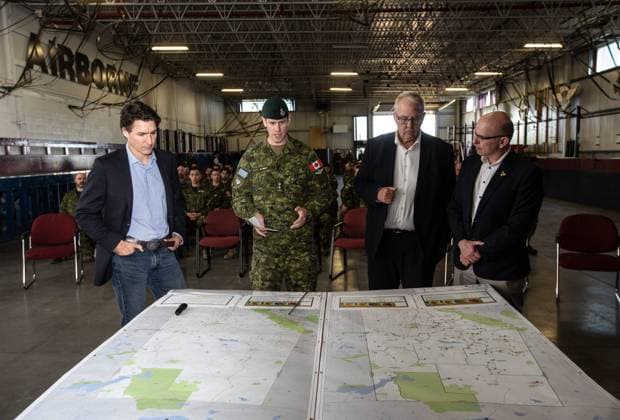 May 15, 2023, EDMONTON, AB, CANADA: From left, Prime Minister Justin Trudeau, Colonel Ben Schmidt, MP Randy Boissonnault, and MP Bill Blair meet with members of the Canadian Armed Forces who are assisting in the Alberta wildfires, in Edmonton on Monday May 15, 2023. EDMONTON CANADA  - ZUMAc35_ 20230515_zaf_c35_027 Copyright: xJasonxFransonx
