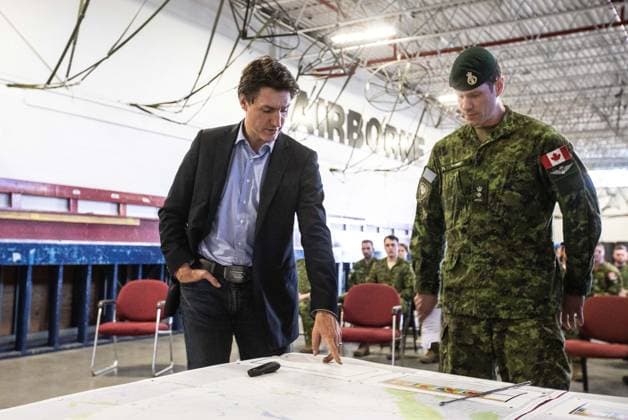May 15, 2023, EDMONTON, AB, CANADA: Prime Minister Justin Trudeau and Colonel Ben Schmidt discuss the Alberta wildfires while meeting with members of the Canadian Armed Forces who are assisting in the Alberta wildfires, in Edmonton on Monday, May 15, 2023. EDMONTON CANADA  - ZUMAc35_ 20230515_zaf_c35_028 Copyright: xJasonxFransonx
