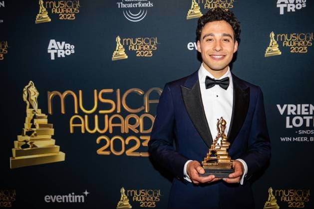 Bilder des Jahres 2023, Entertainment 05 Mai Entertainment Themen der Woche KW20 Entertainment Bilder des Tages SCHEVENINGEN - Samir Hassan with the award for Best Supporting Actor, during the Musical Awards Gala in the AFAS Circustheater. Prizes will be awarded in various categories during the gala. There is also a preview of the musicals that can be seen in theaters at the moment and next season. ANP LEVIN DEN BOER netherlands out - belgium out  Copyright: xx x469346010x originalFilename: 469346010.jpg