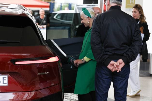May 15, 2023, Cannes, CoÂ te d Azur, France: HELEN MIRREN and her husband TAYLOR HACKFORD are spotted on La Croisette in Cannes on the eve of Opening Ceremony of the 76th annual Cannes Film Festival in Cannes, France Cannes France - ZUMAc179 20230515_zep_c179_066 Copyright: xMickaelxChavetx