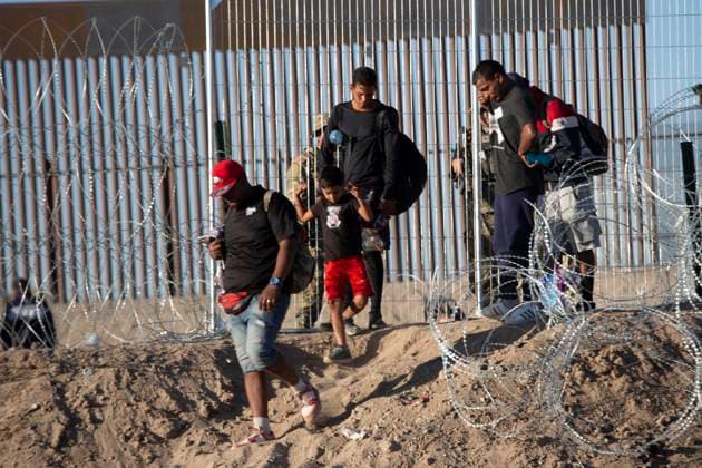 May 11, 2023, Juarez-El Paso Border, Texas, USA: Migrants wait to be processed at gate 40 of the border wall after having crossed the Rio Grande from Ciudad Juarez in hopes of turning themselves in with the intention of seeking asylum. Juarez-El Paso Border USA - ZUMAdnes 20230511_new_s241_016 Copyright: xBelindaxSoncinix