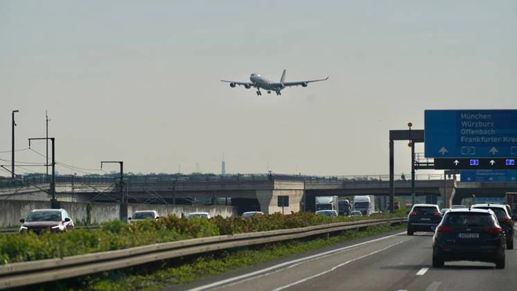 15.05.2023; Frankfurt, Hessen, Deutschland, Europa Landendes Flugzeug an der A3 Autobahn, Kreuz Frankfurt, Flughafen Frankfurt, Terminal 1, Terminal 2, Cargo City Süd, Langen, Offenbach, Hanau, Würzburg, Nürnberg, Autobahnkreuz, Verkehrsknotenpunkt, Anschlussstellen, Raststätten, Tankstellen, Parkplätze, Mautgebühren, Baustellen, Verkehrsinformationen. *** 15 05 2023 Frankfurt, Hesse, Germany, Europe Landing aircraft on A3 freeway, Frankfurt interchange, Frankfurt Airport, Terminal 1, Terminal 2, Cargo City Süd, Langen, Offenbach, Hanau, Würzburg, Nuremberg, freeway interchange, traffic junction, interchanges, service stations, service stations, parking, tolls, road works, traffic information