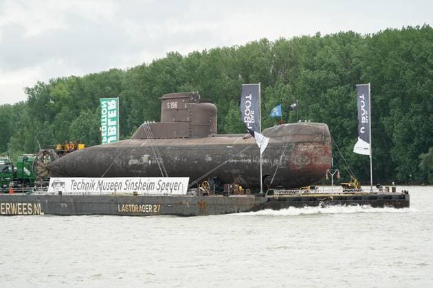 News Themen der Woche KW20 News Bilder des Tages Schubverband mit dem U-Boot U17 passiert Nierstein und Kornsand - Trebur 16.05.2023: U-Boot U17 wird auf dem Rhein zum Technikmuseum Speyer transportiert *** Push boat convoy with the U boat U17 passes Nierstein and Kornsand Trebur 16 05 2023 U boat U17 is transported on the Rhine to the Technical Museum Speyer